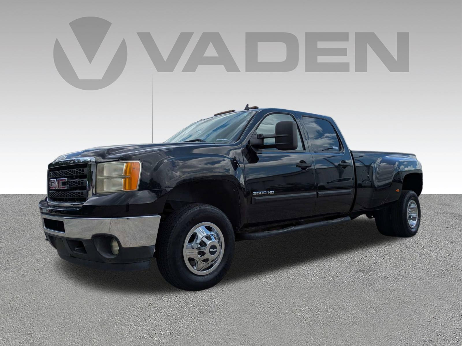 Used 2011 GMC Sierra 3500 SLE w/ SLE Preferred Package RWD image 2
