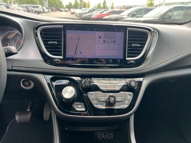 Used 2025 Chrysler Pacifica Limited FWD image 16