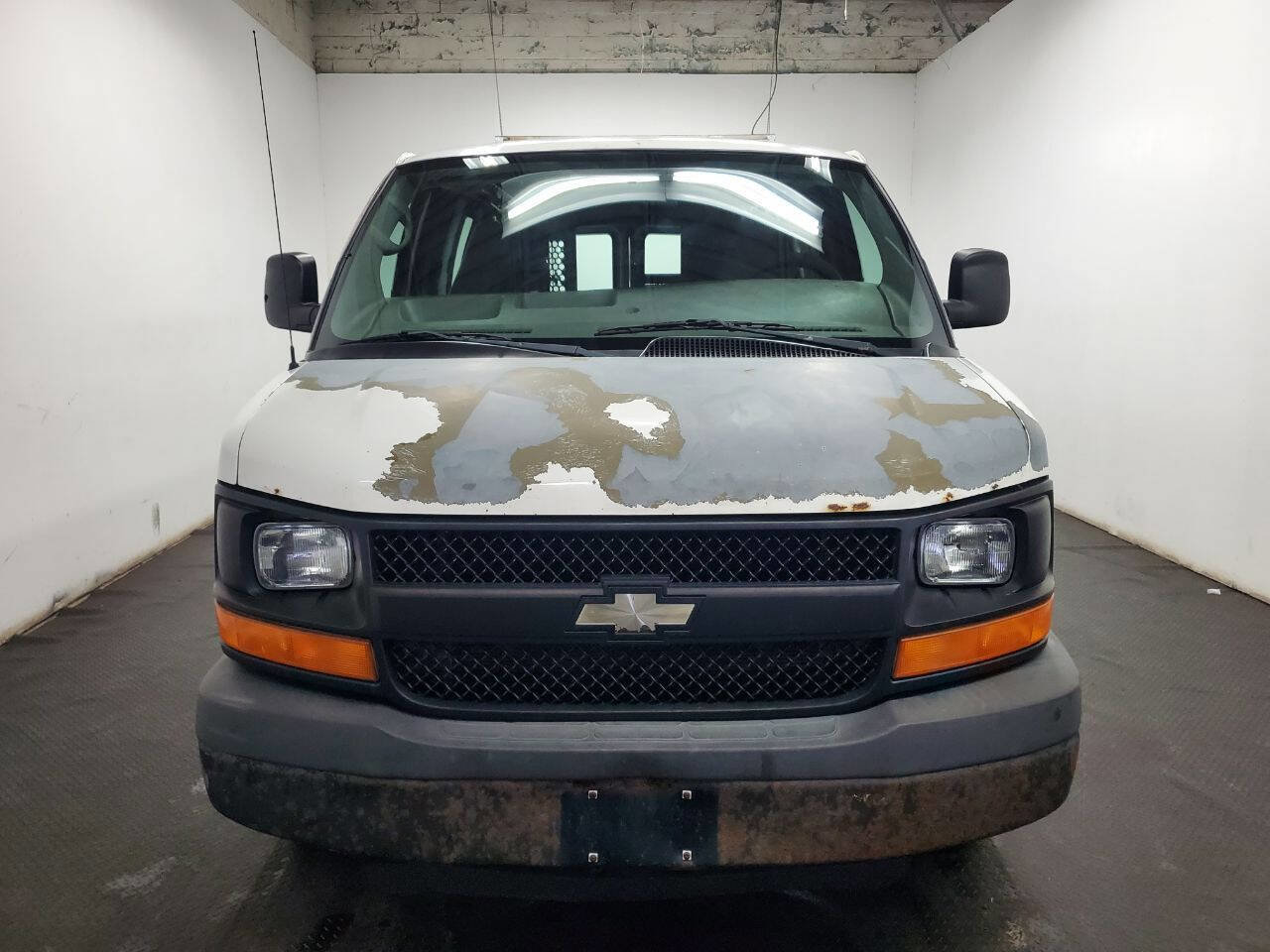 Used 2009 Chevrolet Express 2500 image 2