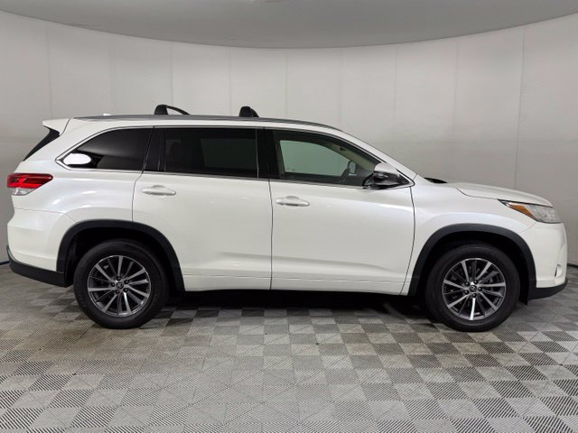 Used 2017 Toyota Highlander XLE w/ Carpet Mat Package FWD image 9