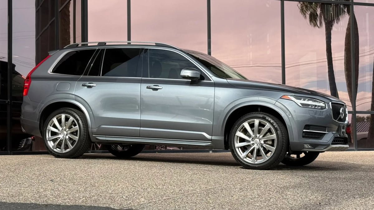 Used 2016 Volvo XC90 T6 Momentum w/ Momentum Plus Package AWD/4WD image 16