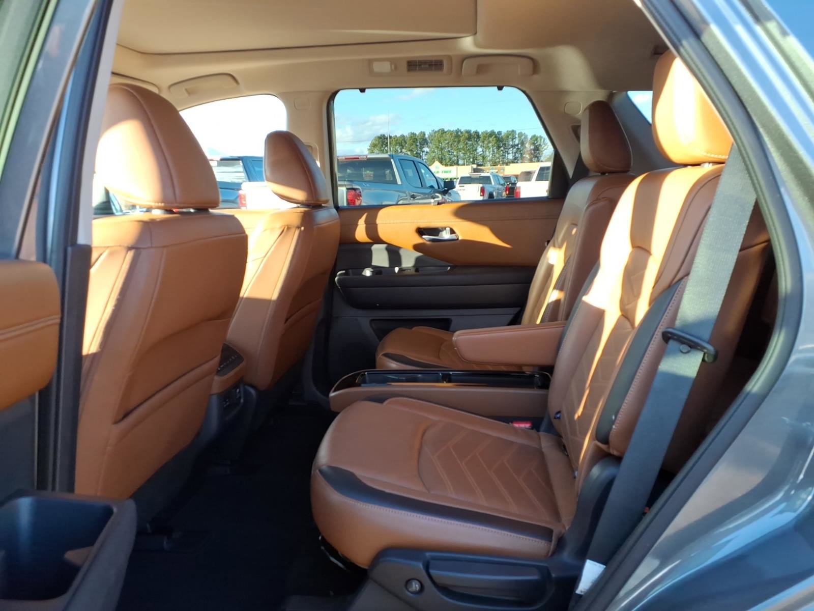Used 2023 Nissan Pathfinder Platinum image 21