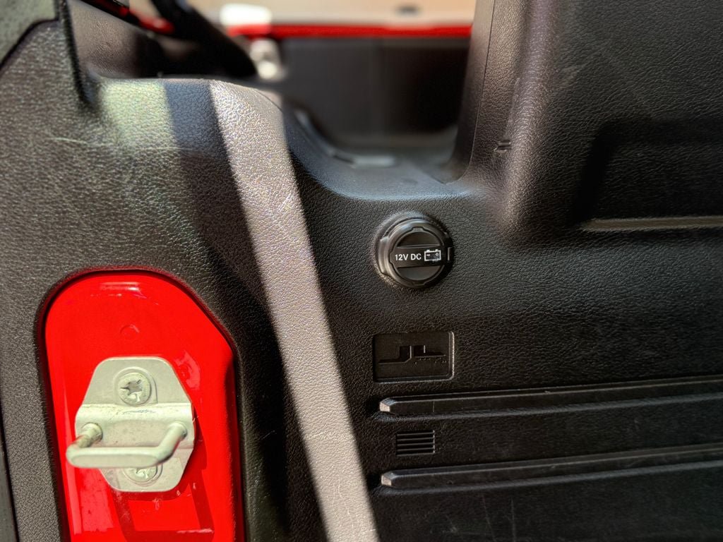 Used 2018 Jeep Wrangler Unlimited Sahara AWD/4WD image 29