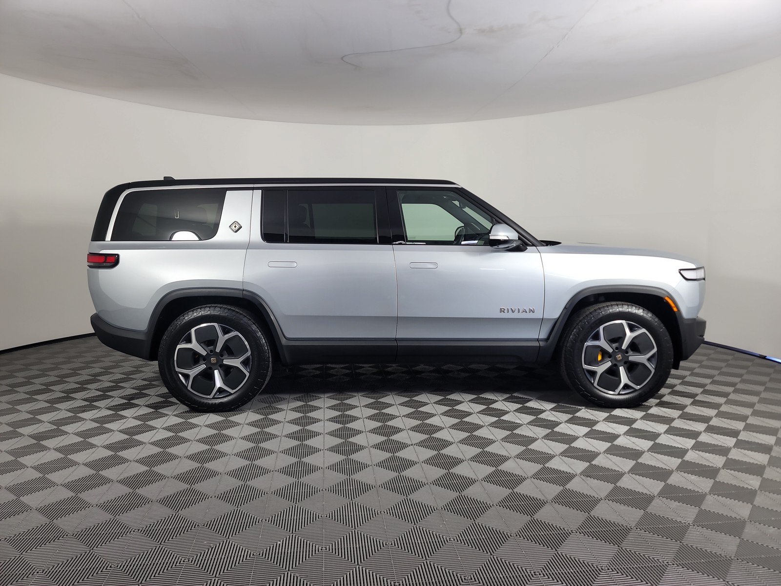 Used 2024 Rivian R1S Adventure AWD/4WD image 6