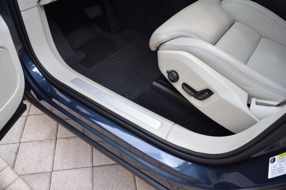 Used 2018 Volvo XC60 T5 Inscription w/ Luxury Seat Package image 41
