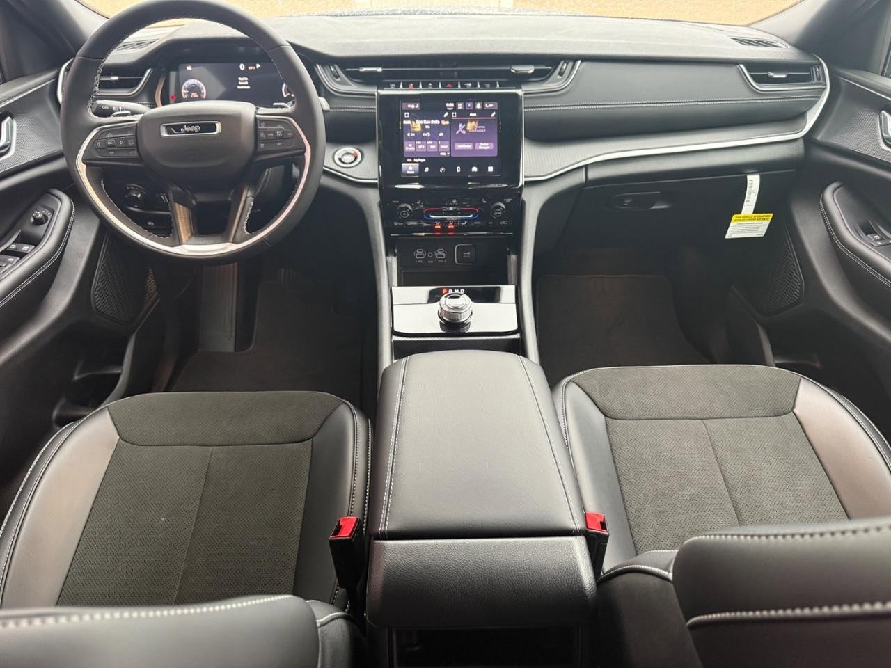 New 2025 Jeep Grand Cherokee Altitude image 8