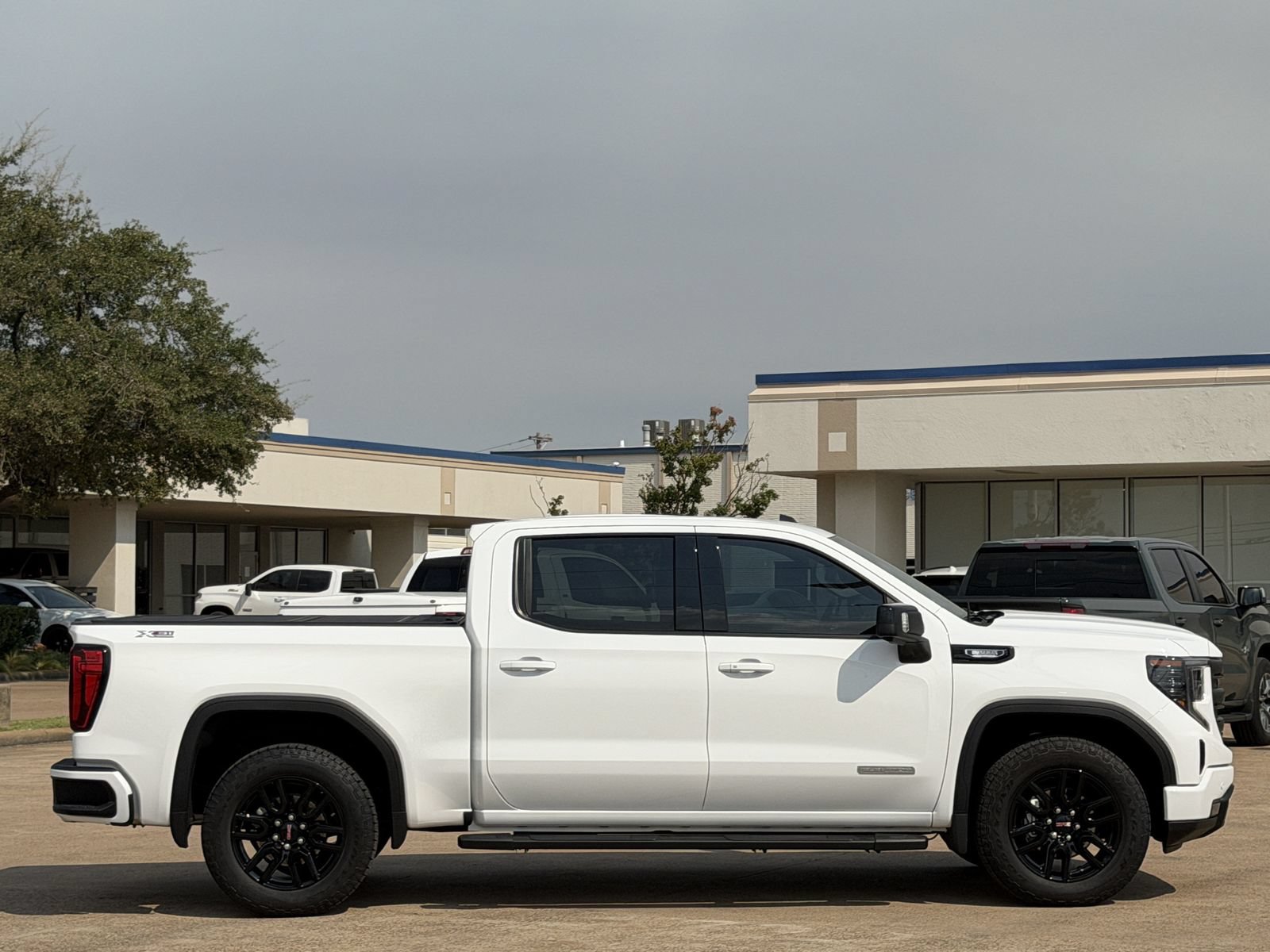 Used 2025 GMC Sierra 1500 Elevation w/ Elevation Premium Package AWD/4WD image 3