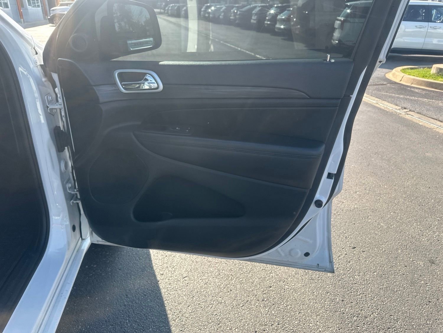 Used 2019 Jeep Grand Cherokee Altitude AWD/4WD image 10