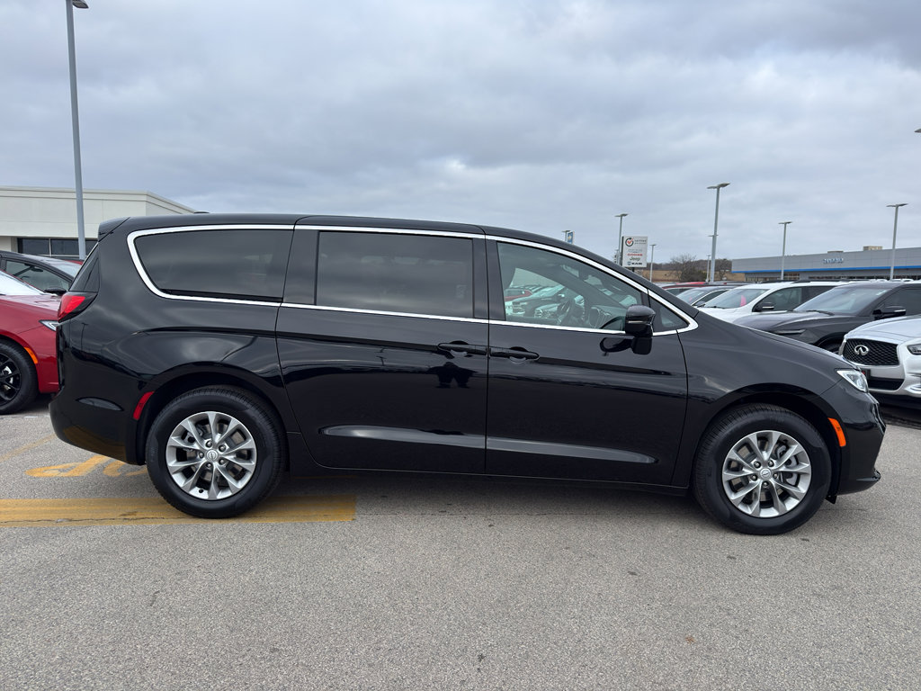 New 2026 Chrysler Pacifica Select image 4