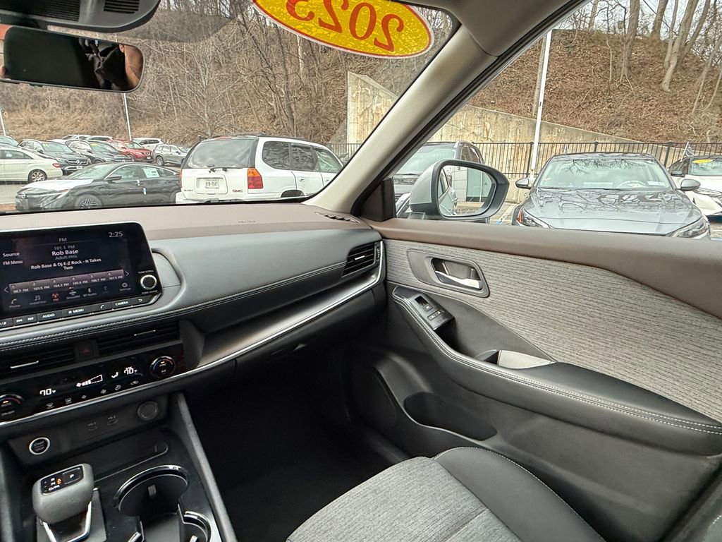 Used 2023 Nissan Rogue SV AWD/4WD image 16