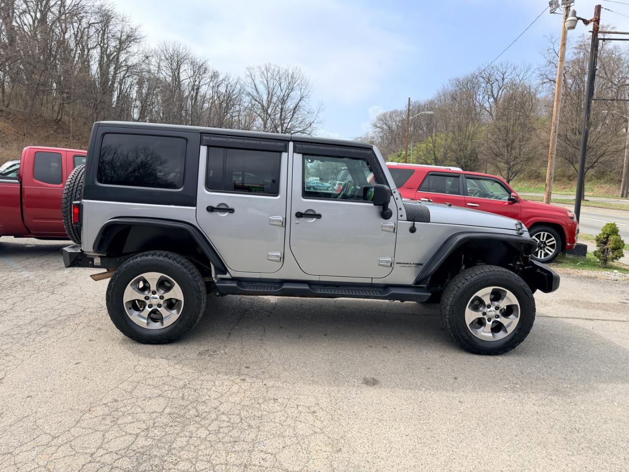 Used 2018 Jeep Wrangler Unlimited Sahara w/ Connectivity Group image 4