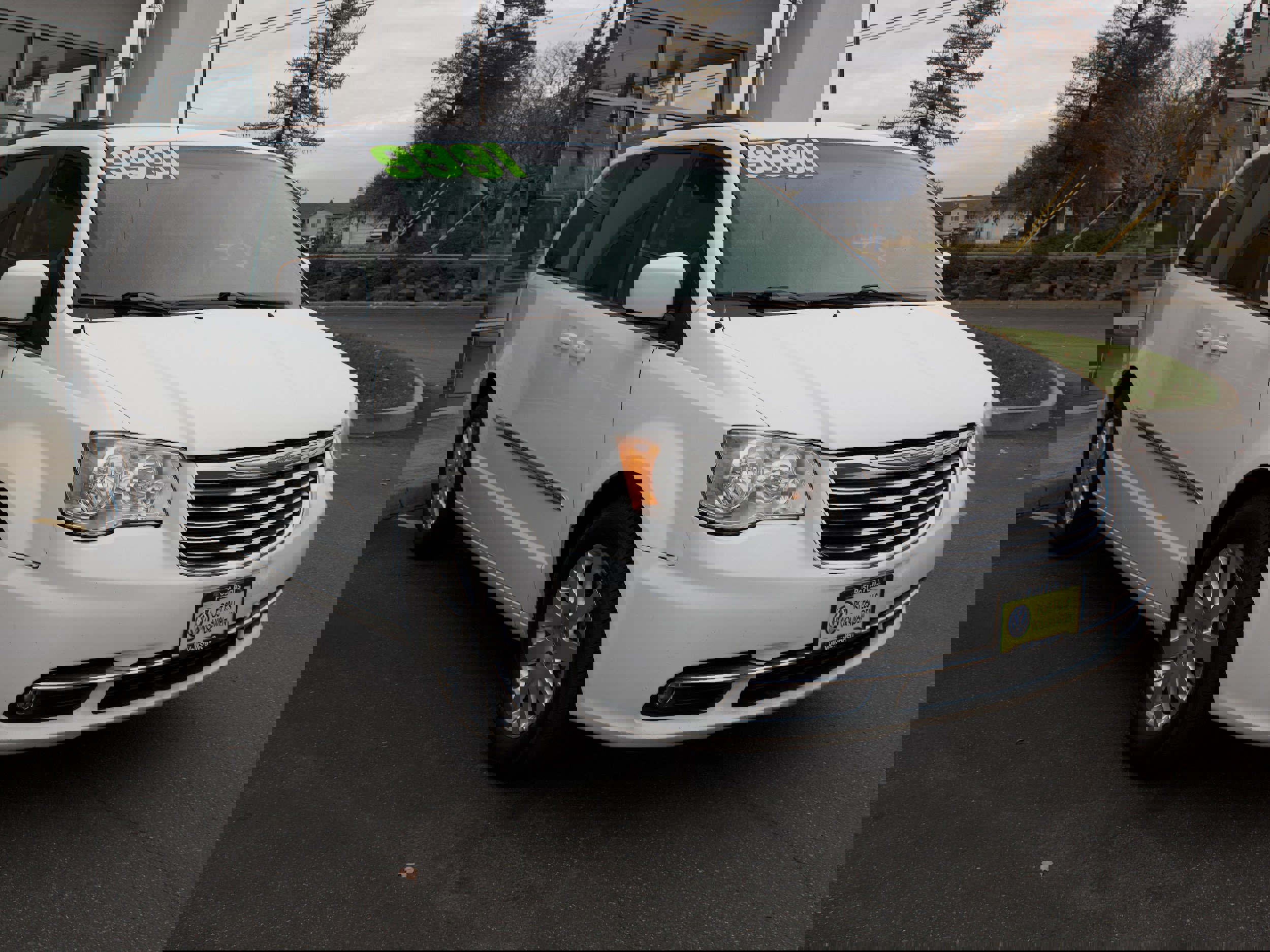 Used 2015 Chrysler Town & Country Touring image 3
