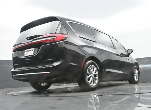Used 2026 Chrysler Pacifica Limited FWD image 26