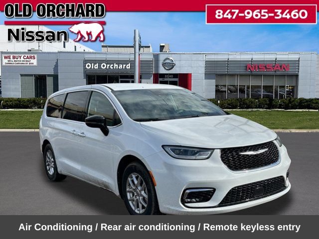 Used 2024 Chrysler Pacifica Touring FWD image 5