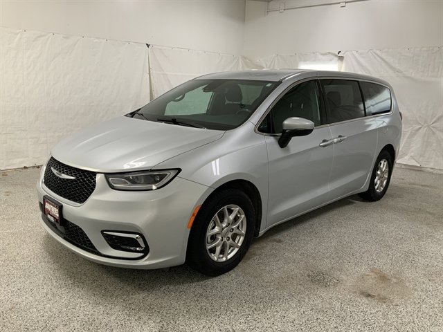 Used 2023 Chrysler Pacifica Touring image 2