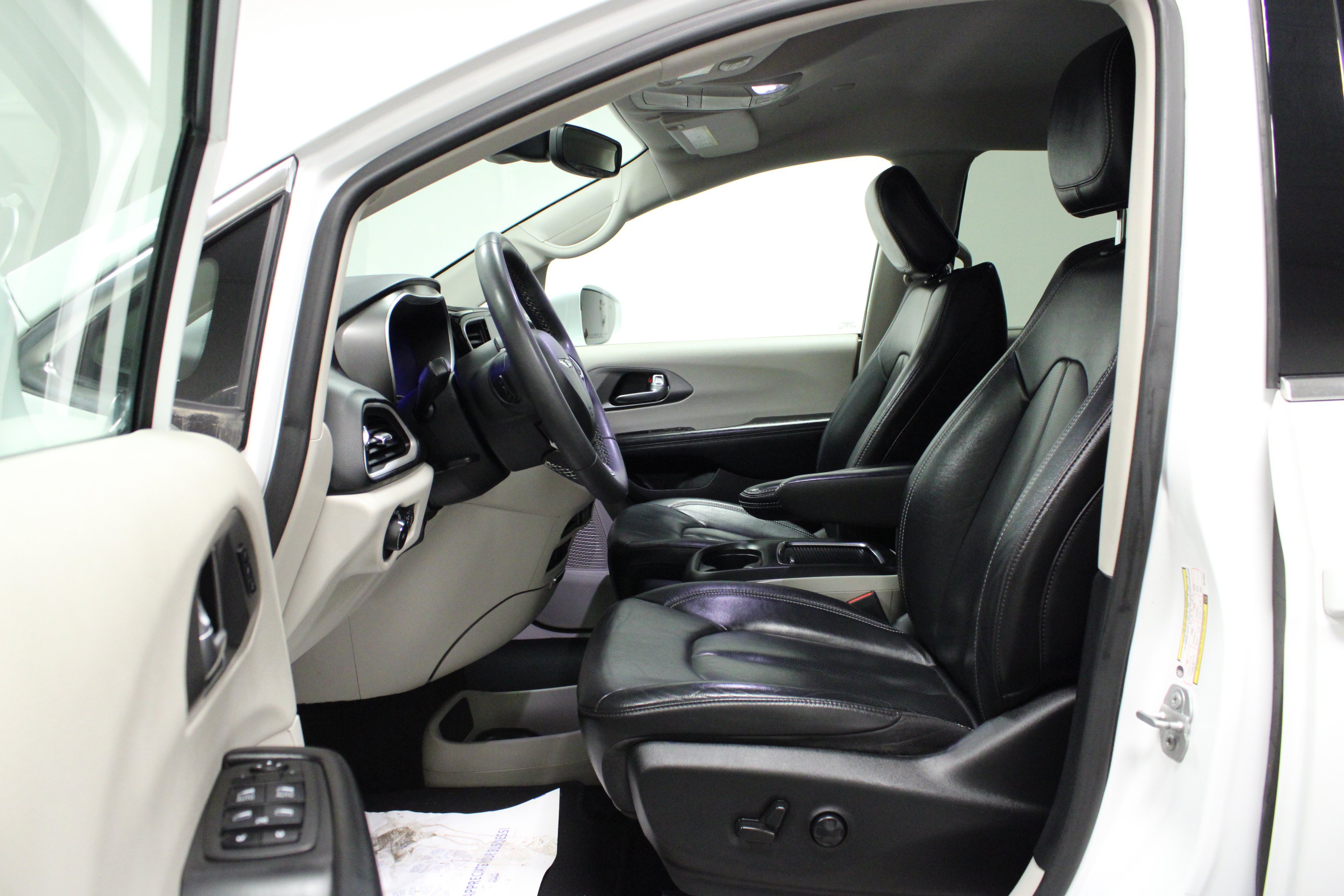 Used 2022 Chrysler Pacifica Touring-L FWD image 12
