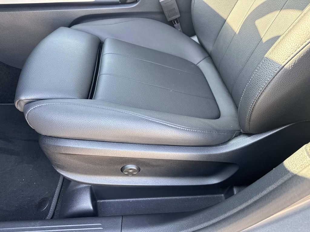 Used 2025 Mercedes-Benz GLB 250 image 17