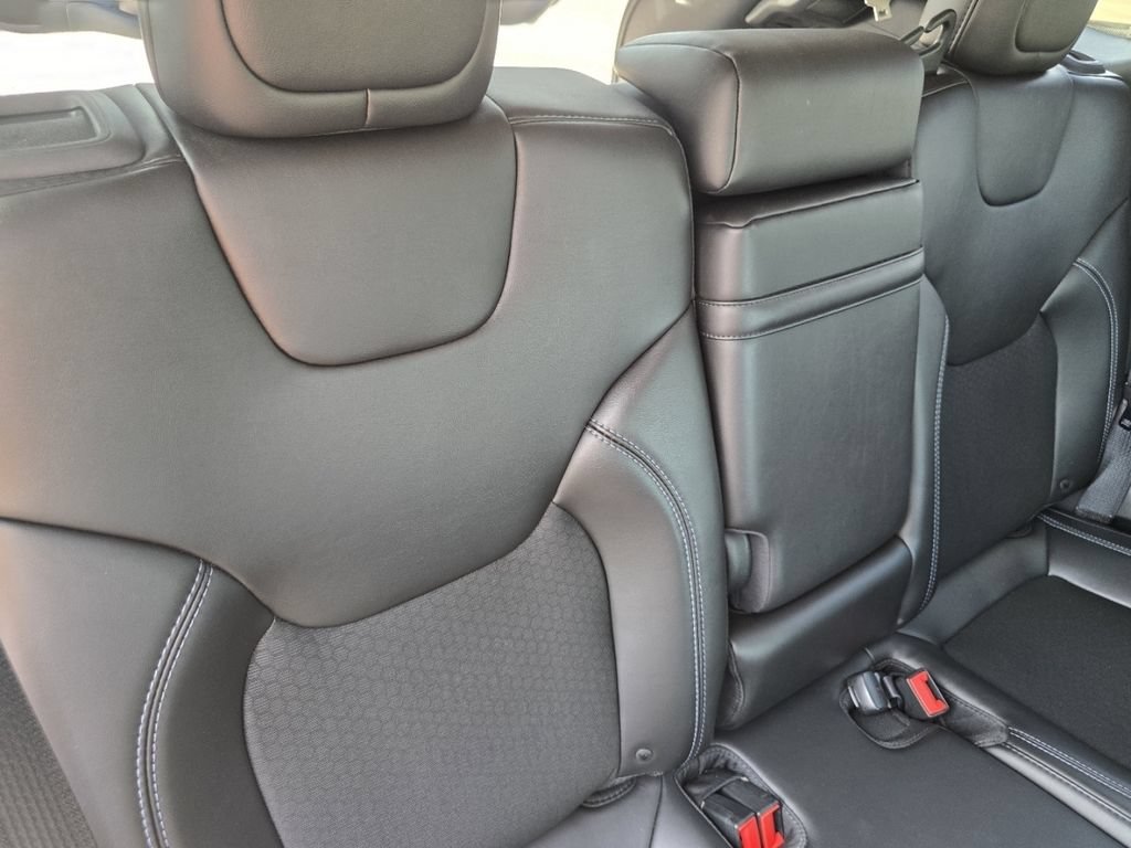 Used 2019 Jeep Cherokee Latitude Plus w/ Comfort/Convenience Group FWD image 17