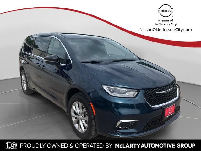 Used 2025 Chrysler Pacifica Select