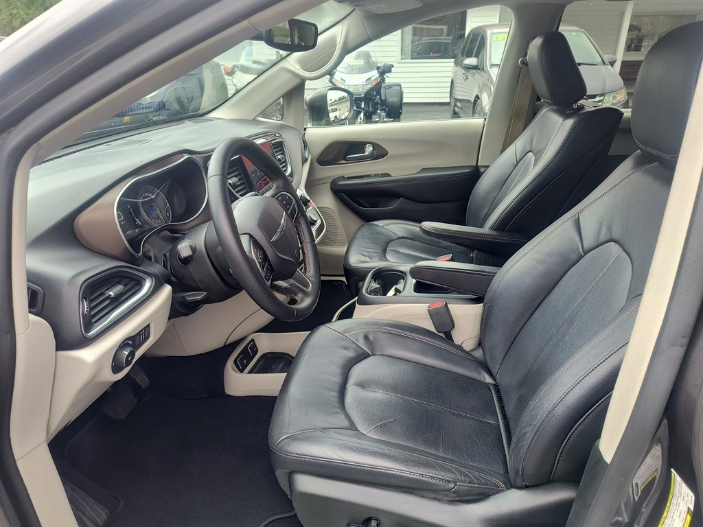 Used 2018 Chrysler Pacifica Touring-L Plus FWD image 16