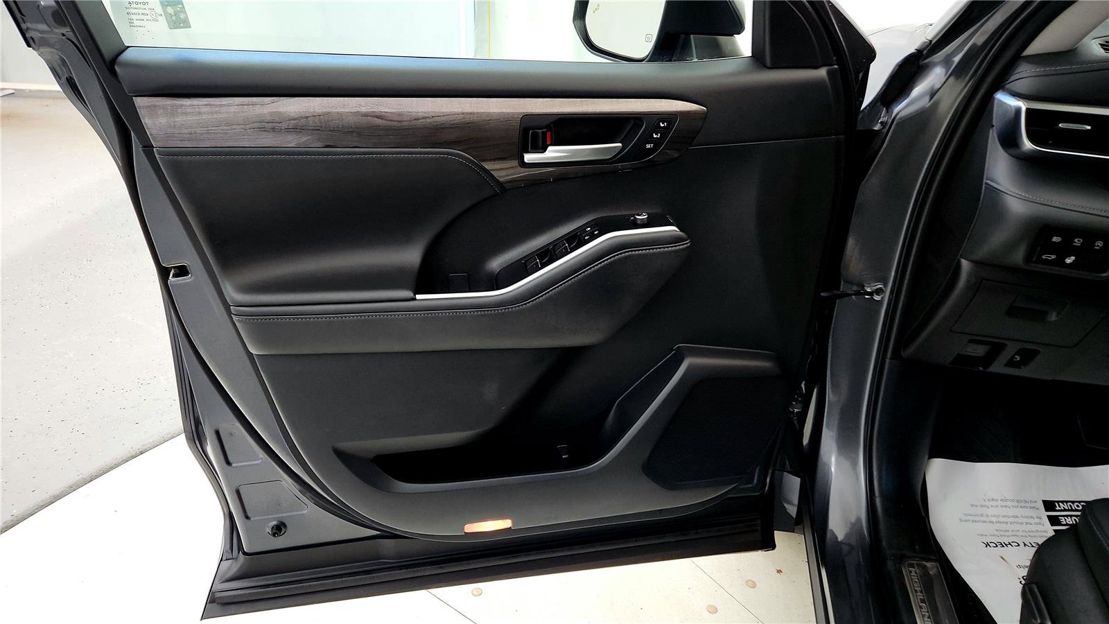 Certified 2025 Toyota Highlander Platinum image 23