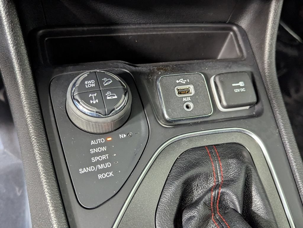 Used 2021 Jeep Cherokee Trailhawk w/ Sun, Sound & Nav Group AWD/4WD image 25