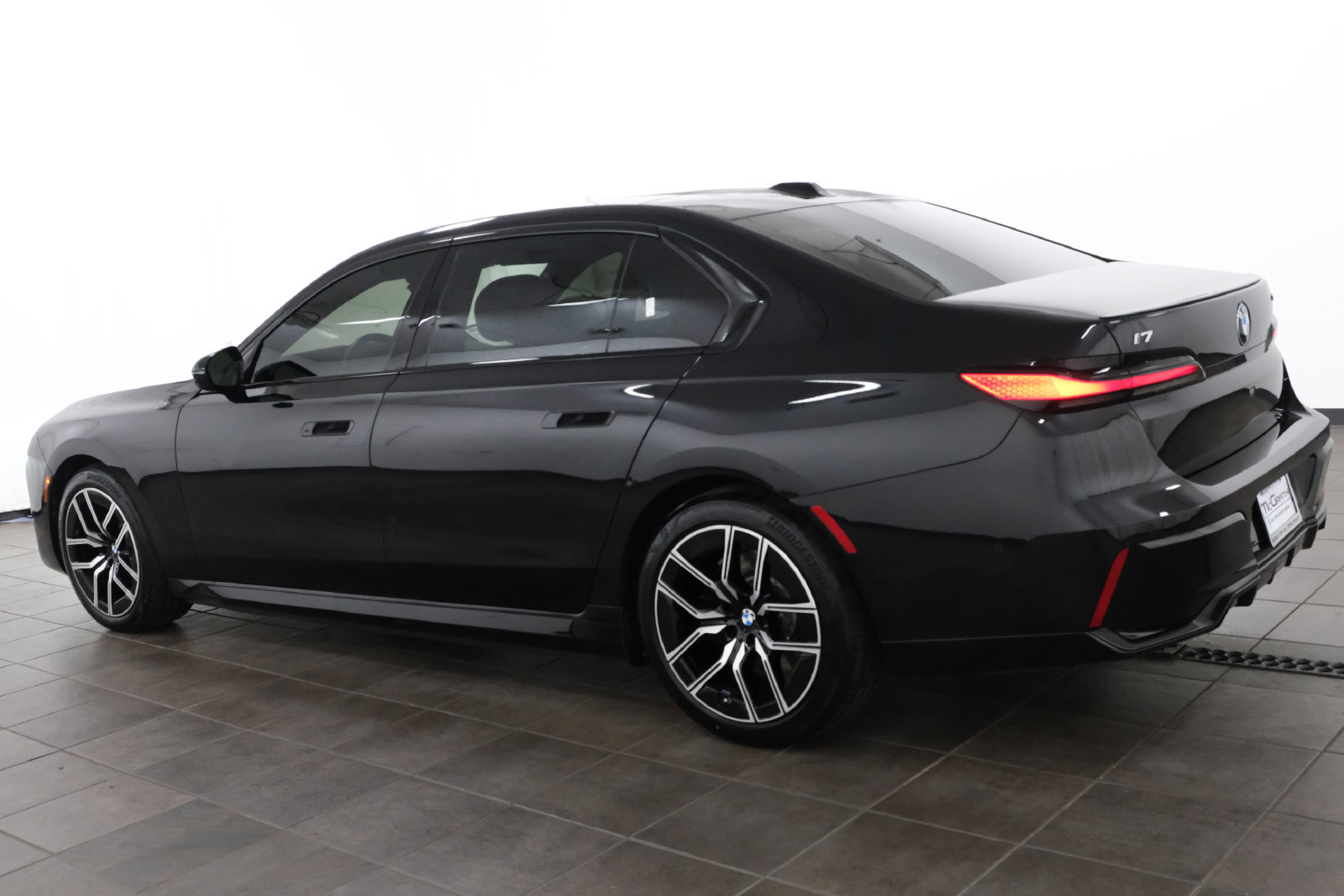 Used 2023 BMW i7 xDrive60 AWD/4WD image 3