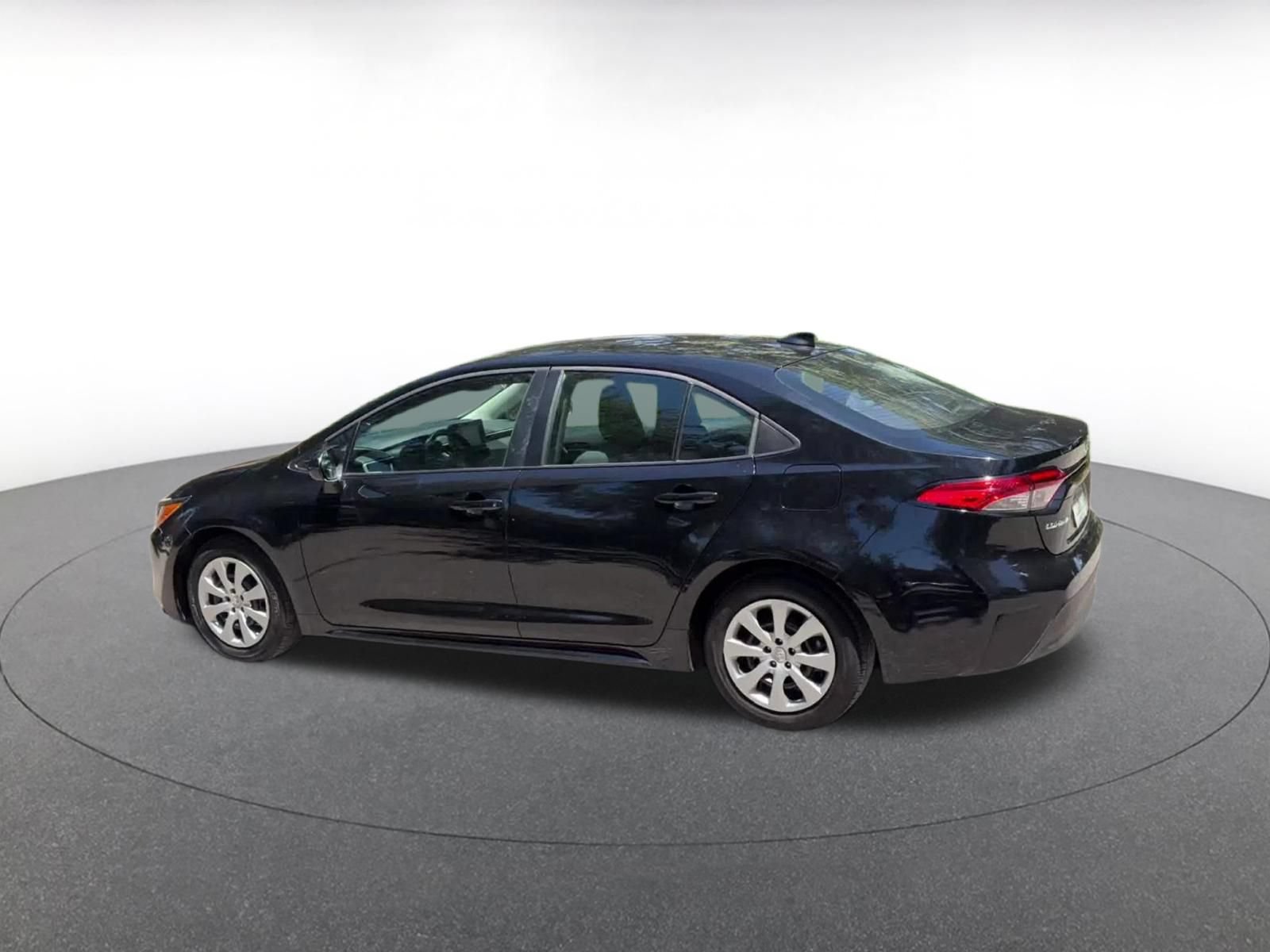 Used 2025 Toyota Corolla LE FWD image 9