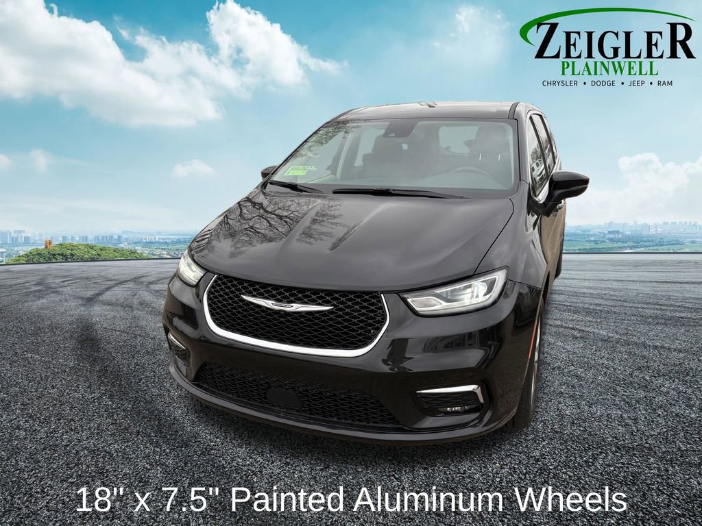 Used 2023 Chrysler Pacifica Touring-L image 14