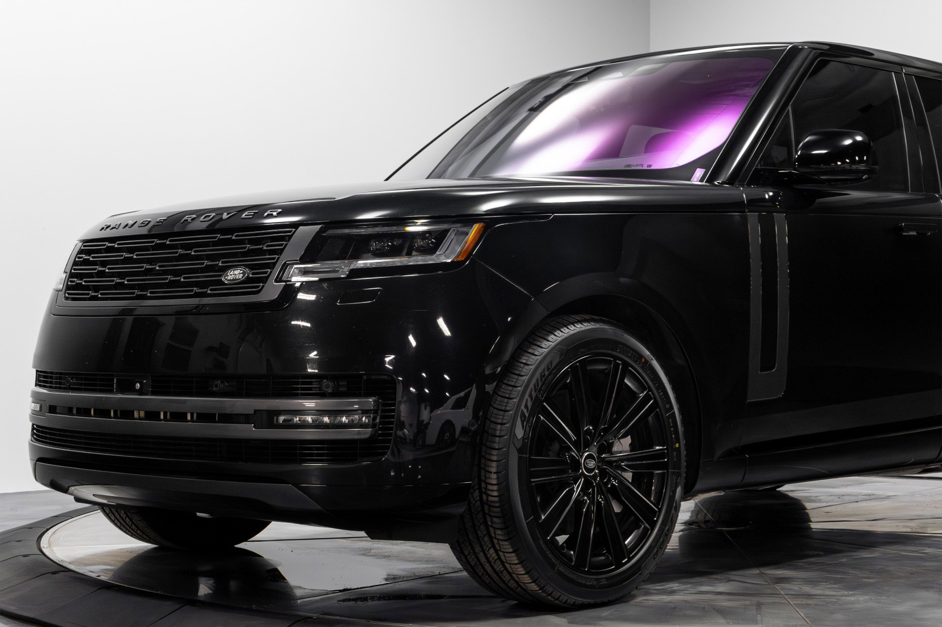 Used 2023 Land Rover Range Rover Long Wheelbase SE image 4