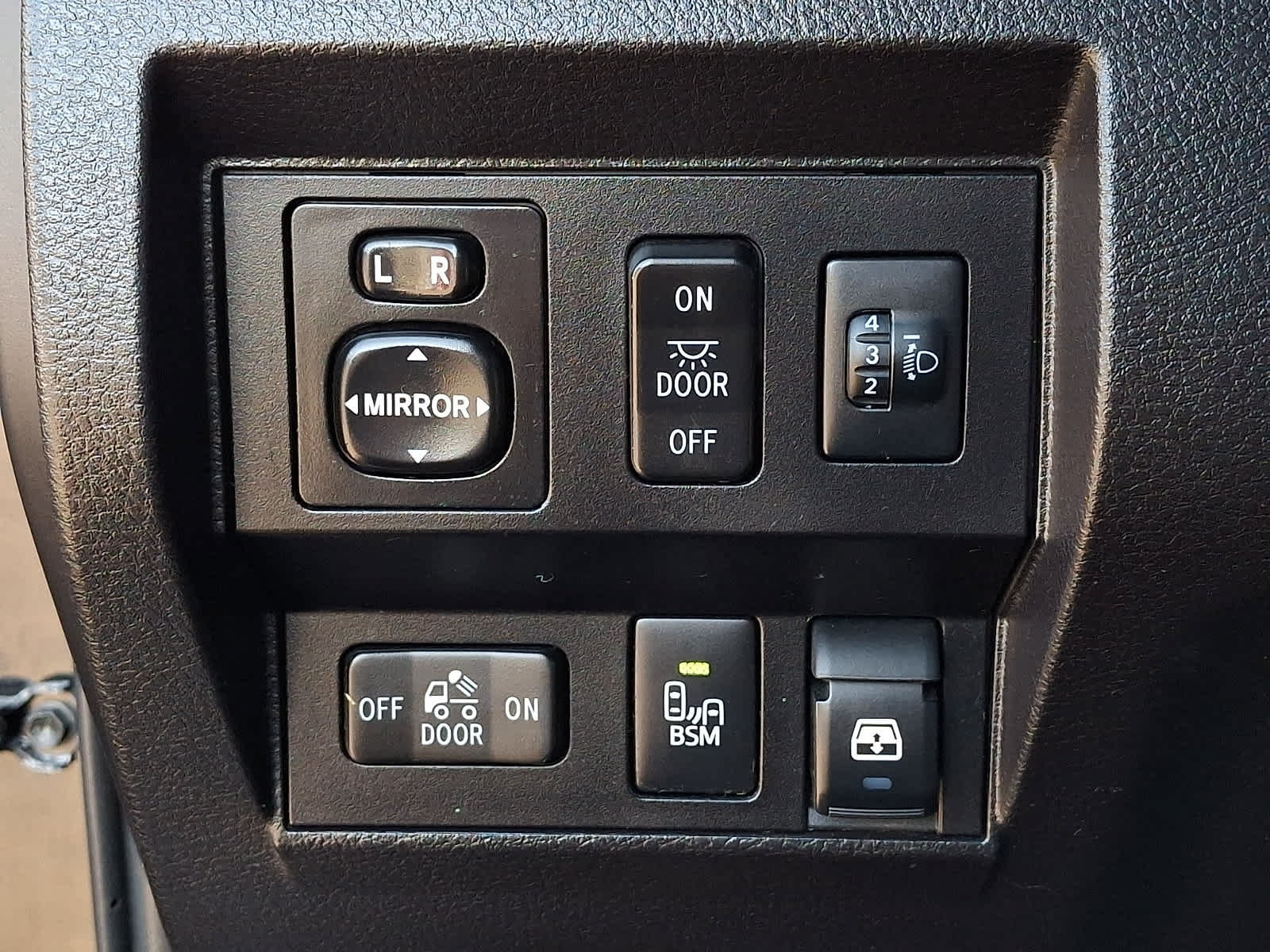 Used 2015 Toyota Tundra Limited w/ Limited Premium Package RWD image 30