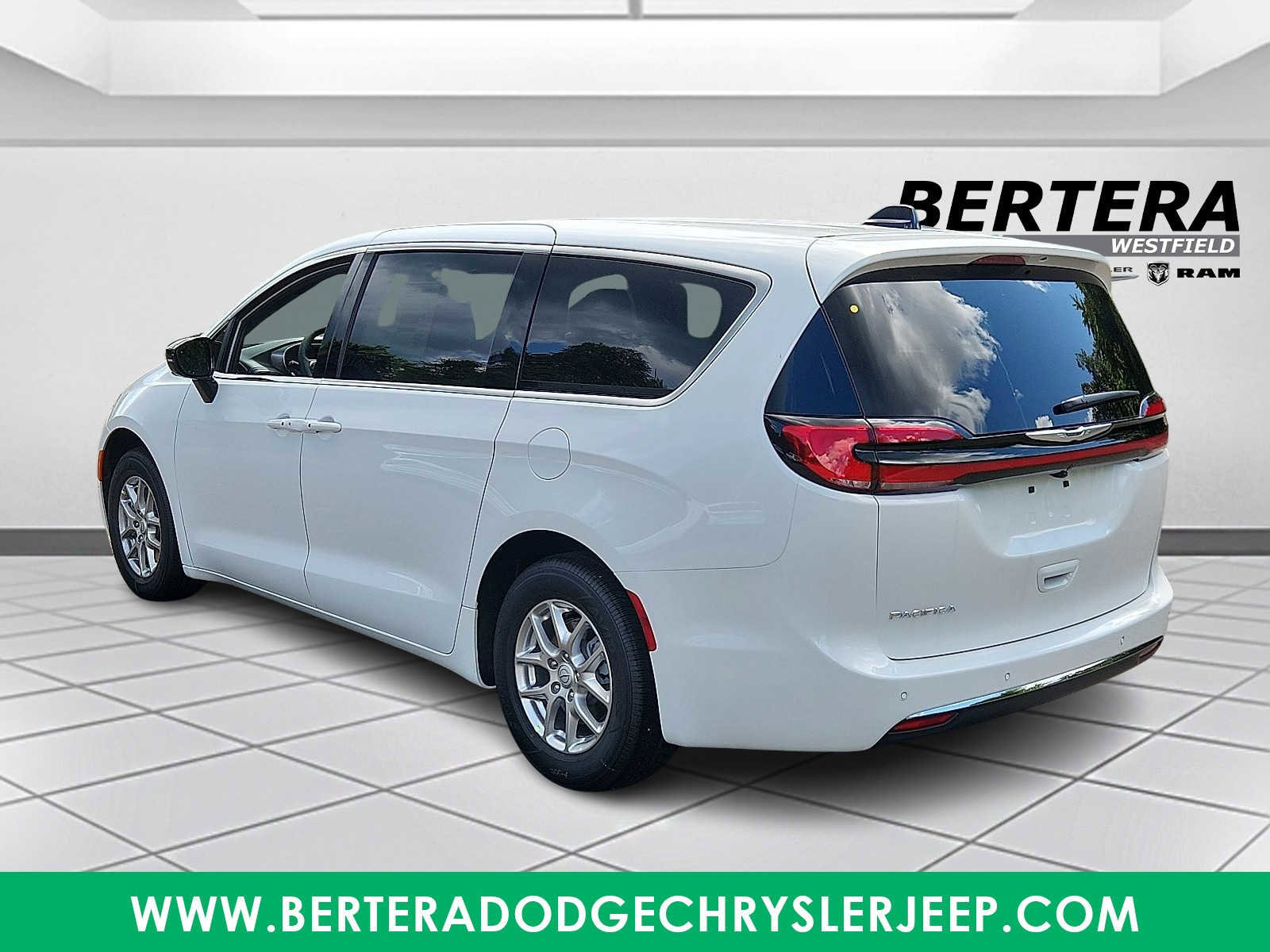 New 2026 Chrysler Pacifica Select image 3