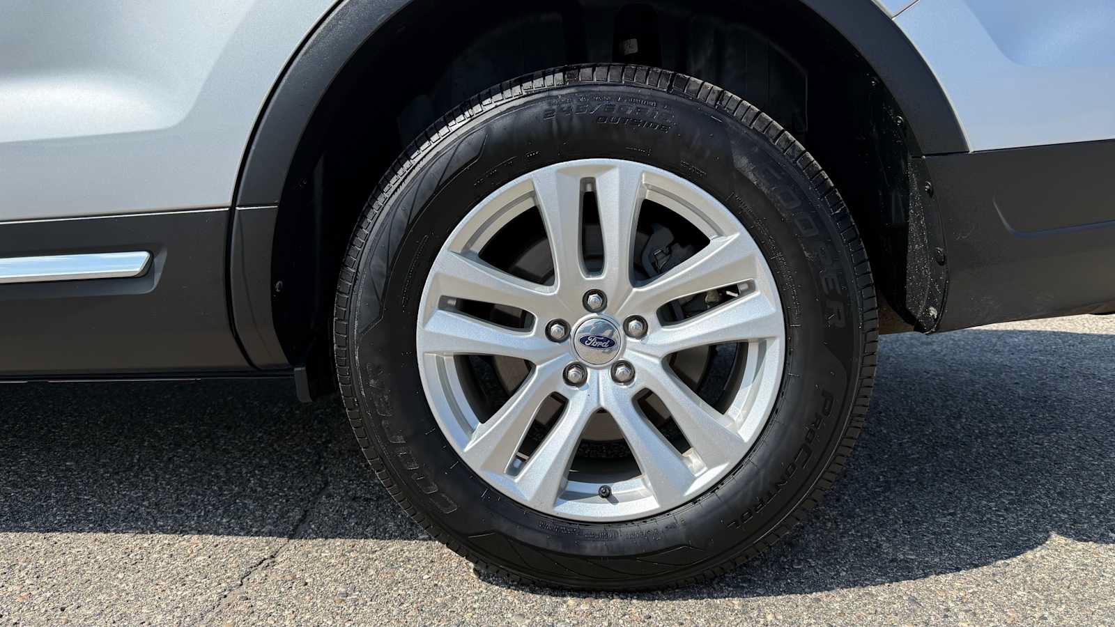 Used 2019 Ford Explorer XLT w/ Equipment Group 202A AWD/4WD image 30