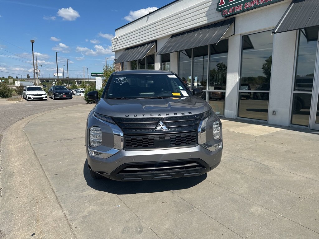 Used 2024 Mitsubishi Outlander SE image 2