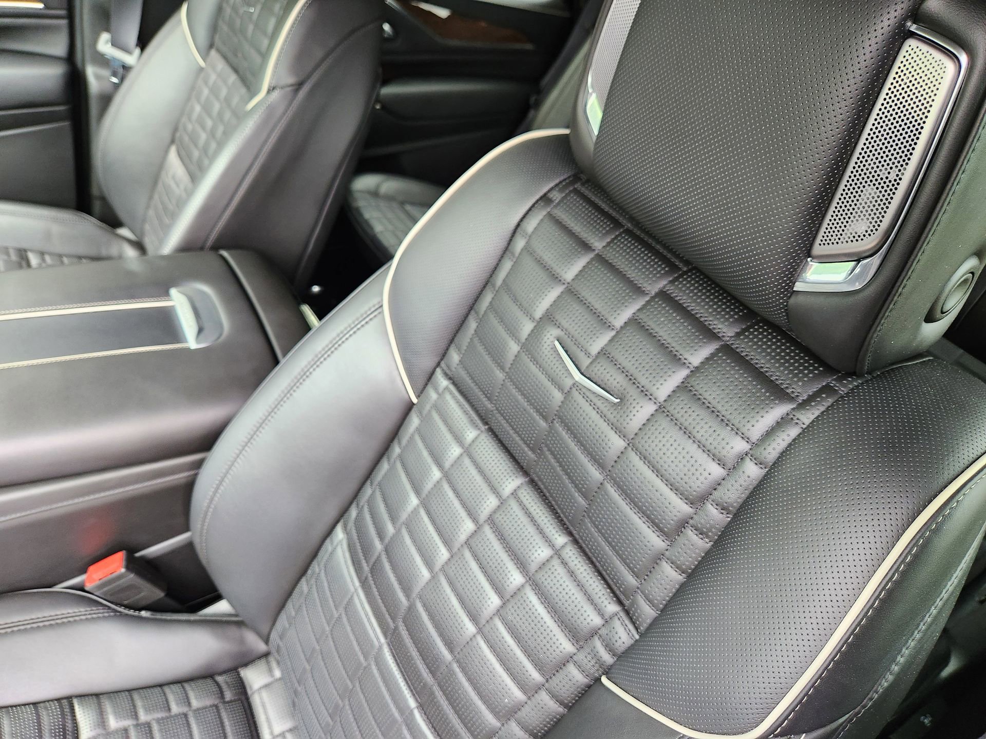 Used 2023 Cadillac Escalade Sport Platinum w/ LPO, ONYX Package image 16