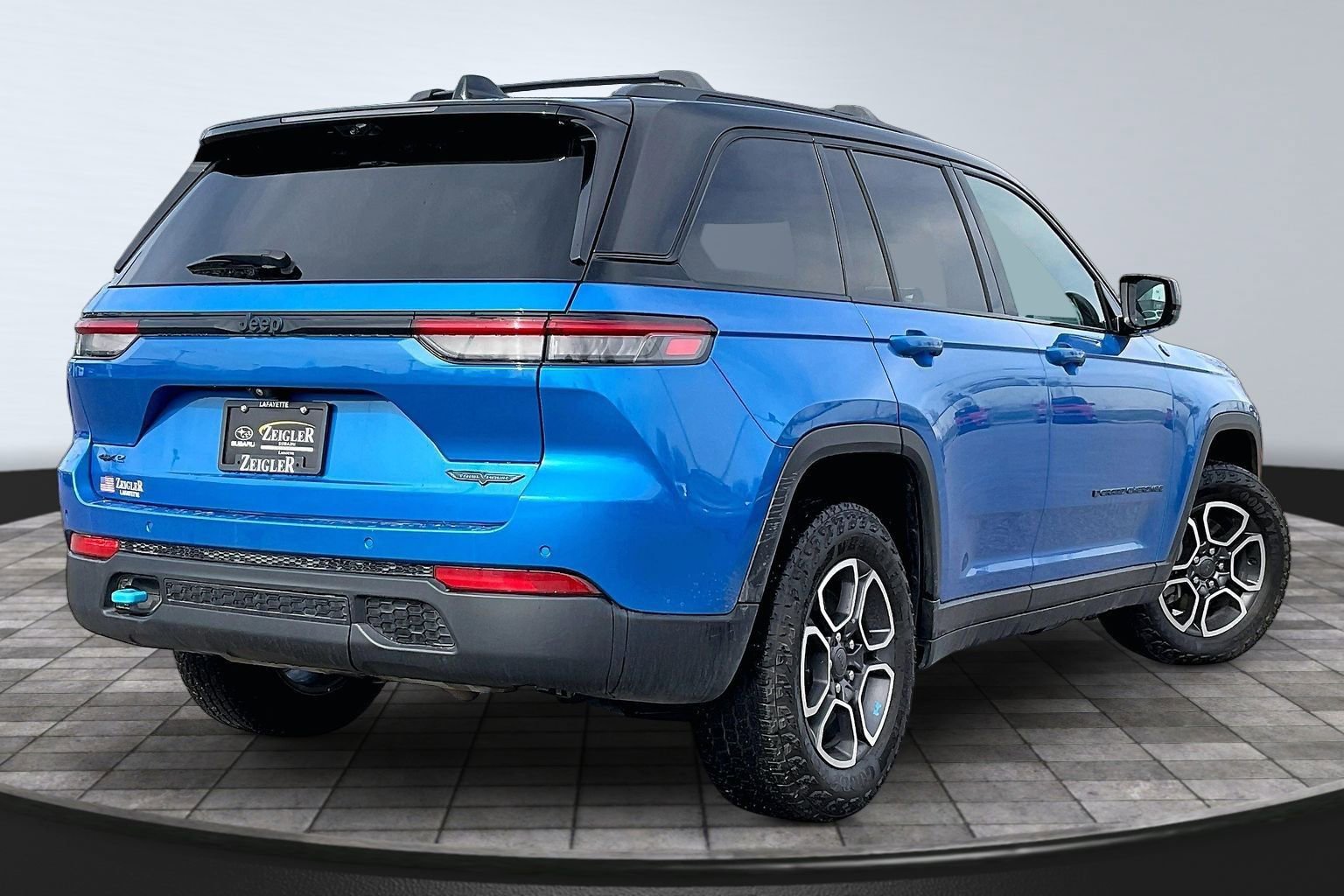 Used 2022 Jeep Grand Cherokee Trailhawk w/ Luxury Tech Group III image 2