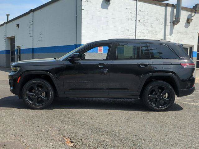 Certified 2023 Jeep Grand Cherokee Altitude AWD/4WD image 9