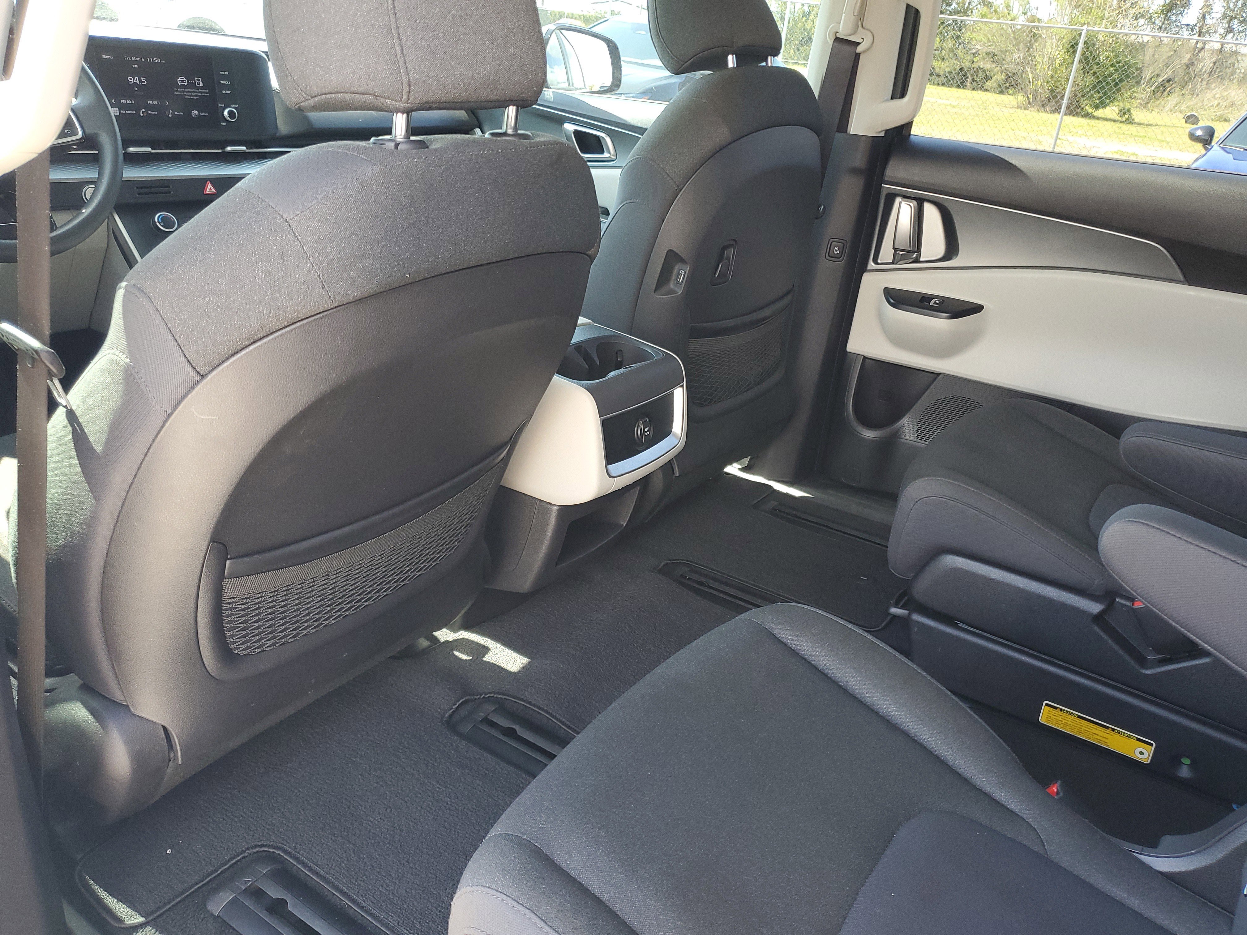 Used 2023 Kia Carnival LX image 27