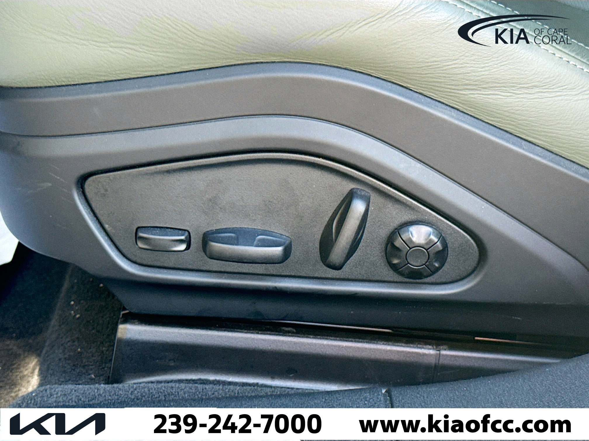 Used 2025 Porsche Panamera 4 image 25