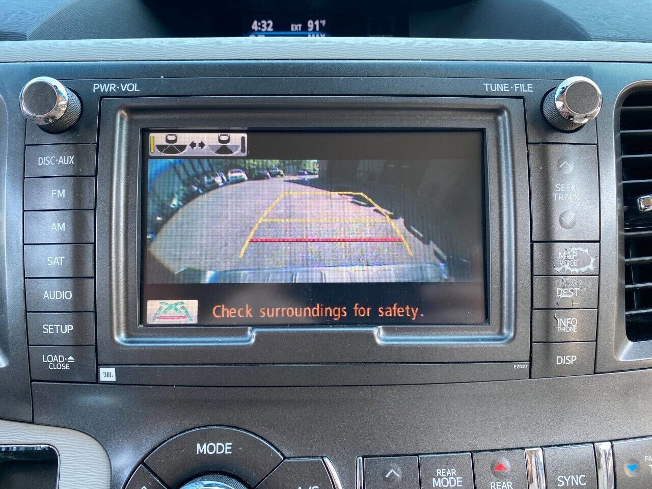 Used 2013 Toyota Sienna XLE w/ Premium Pkg image 17