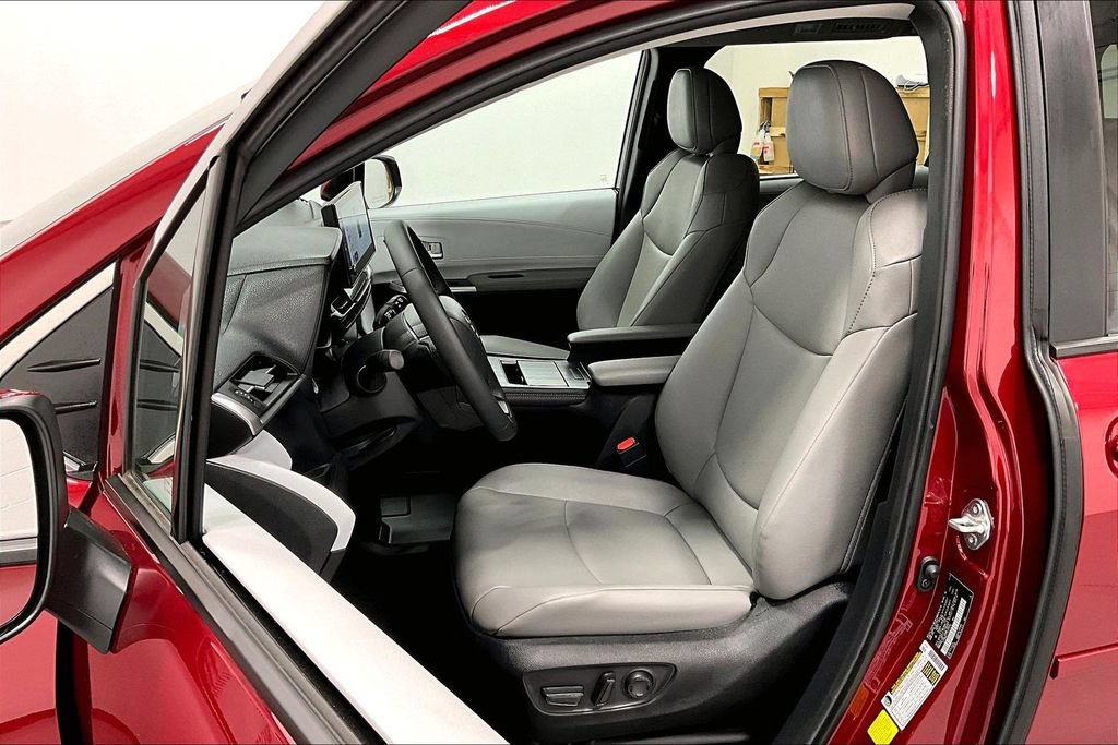 Used 2026 Toyota Sienna XLE FWD image 31
