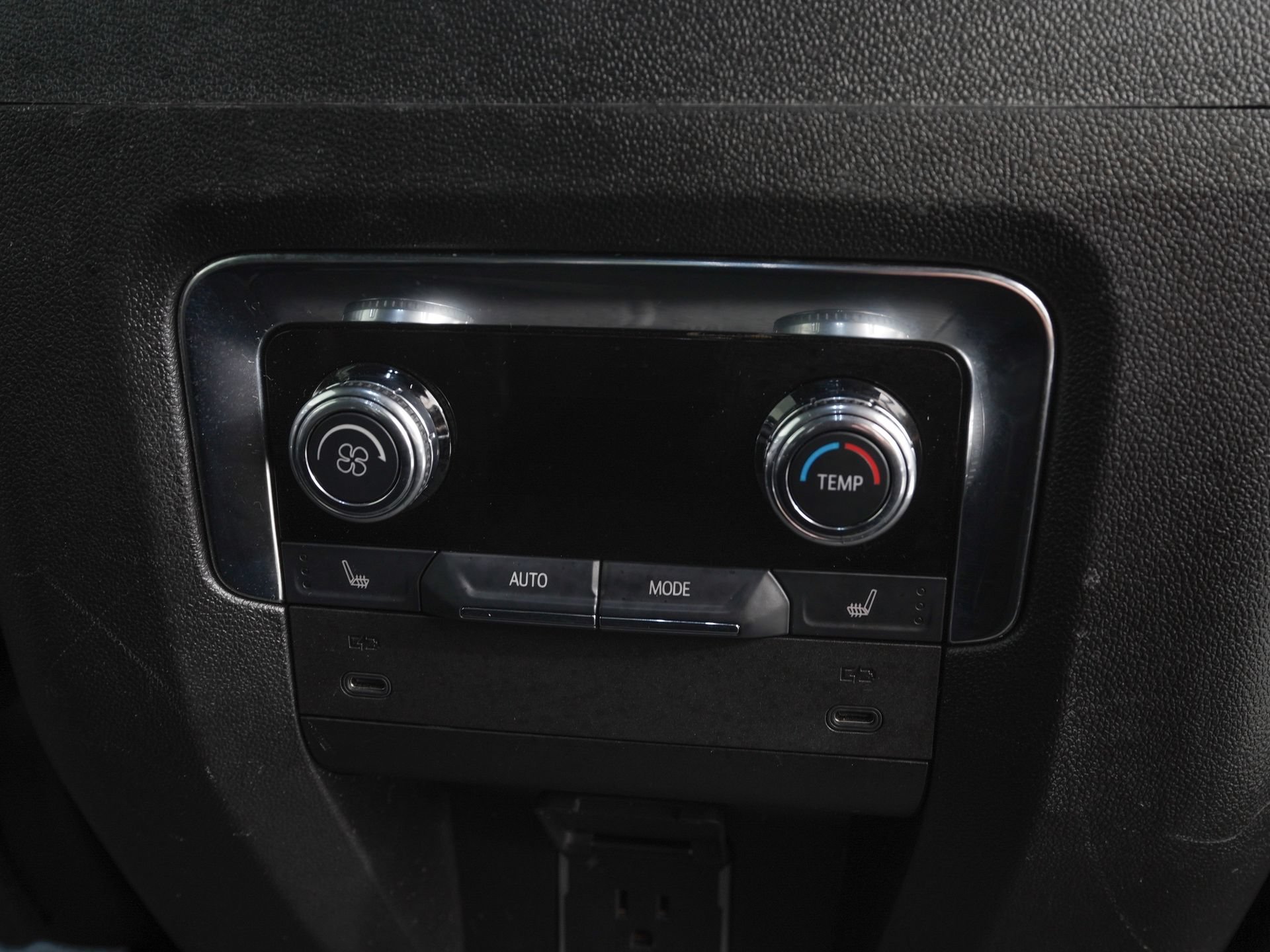 Used 2025 GMC Yukon Elevation AWD/4WD image 11