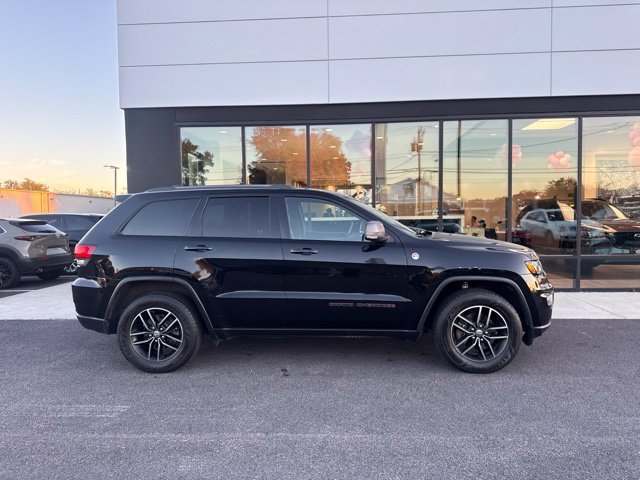 Used 2017 Jeep Grand Cherokee Trailhawk w/ Trailhawk Luxury Group AWD/4WD image 2