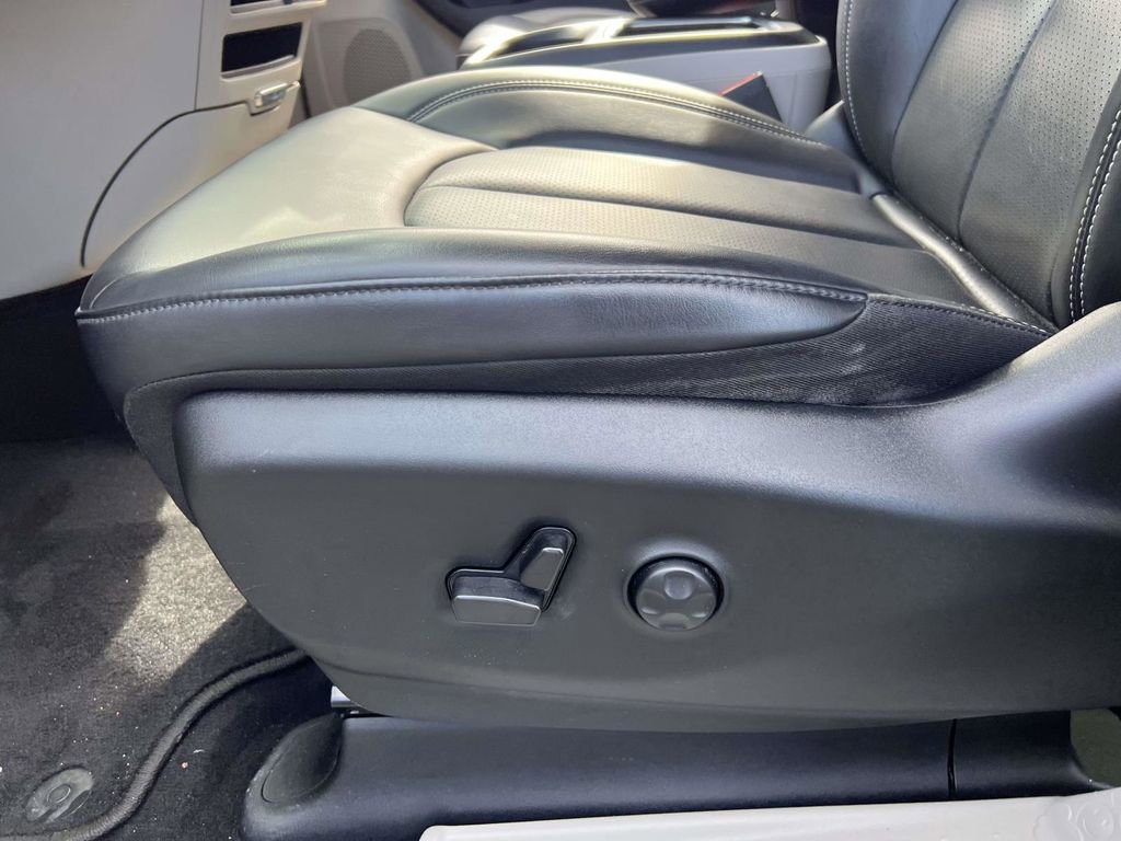 Used 2023 Chrysler Pacifica Touring-L image 20