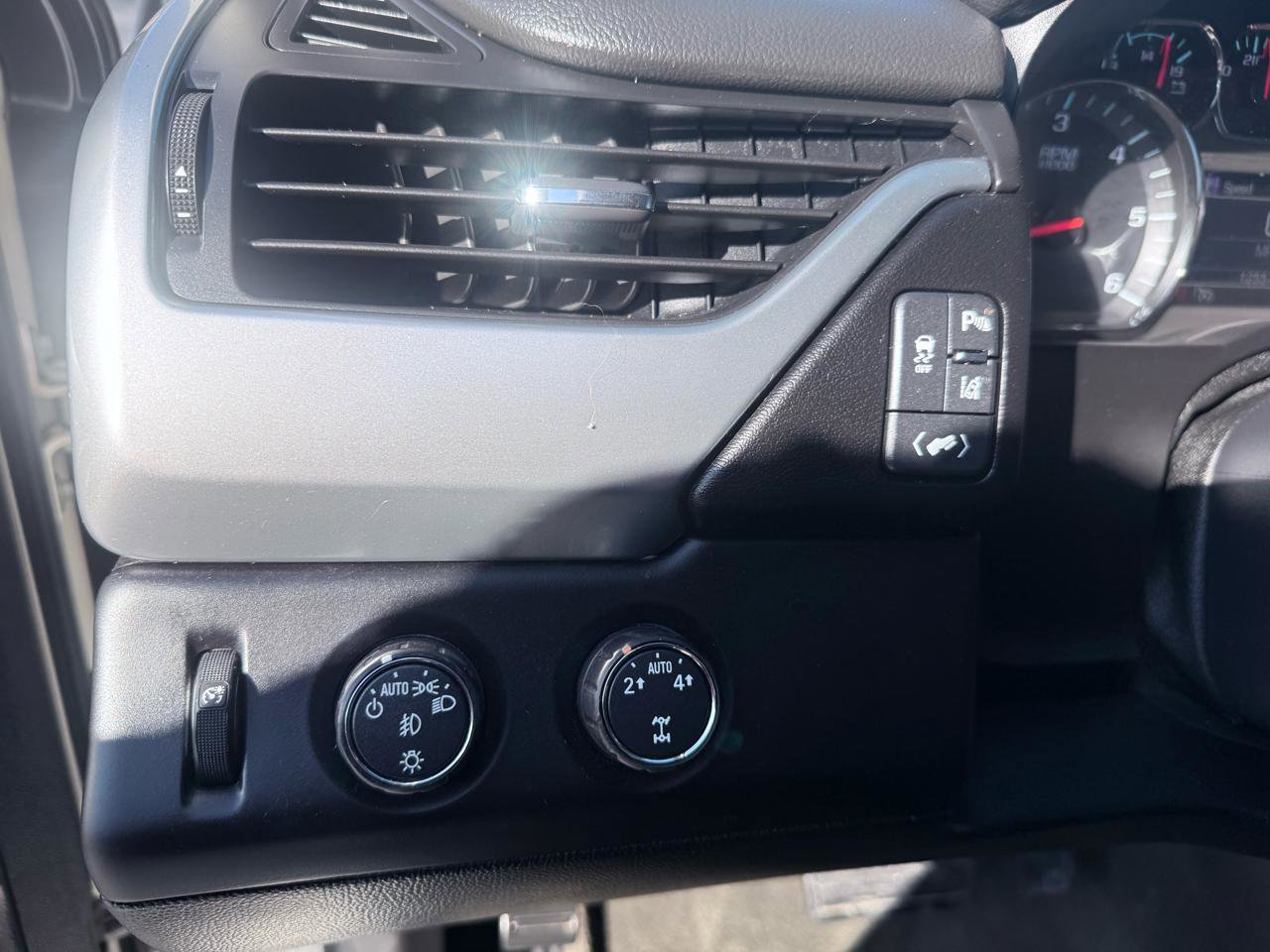 Used 2015 Chevrolet Suburban LTZ image 25