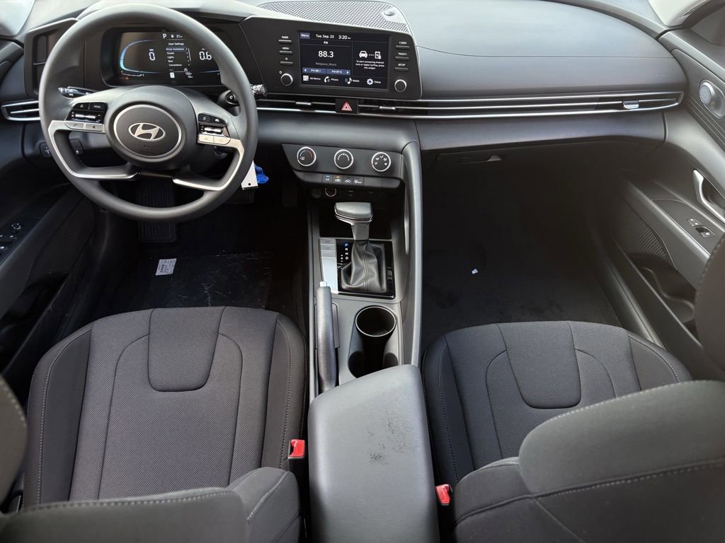 New 2025 Hyundai Elantra SE image 11
