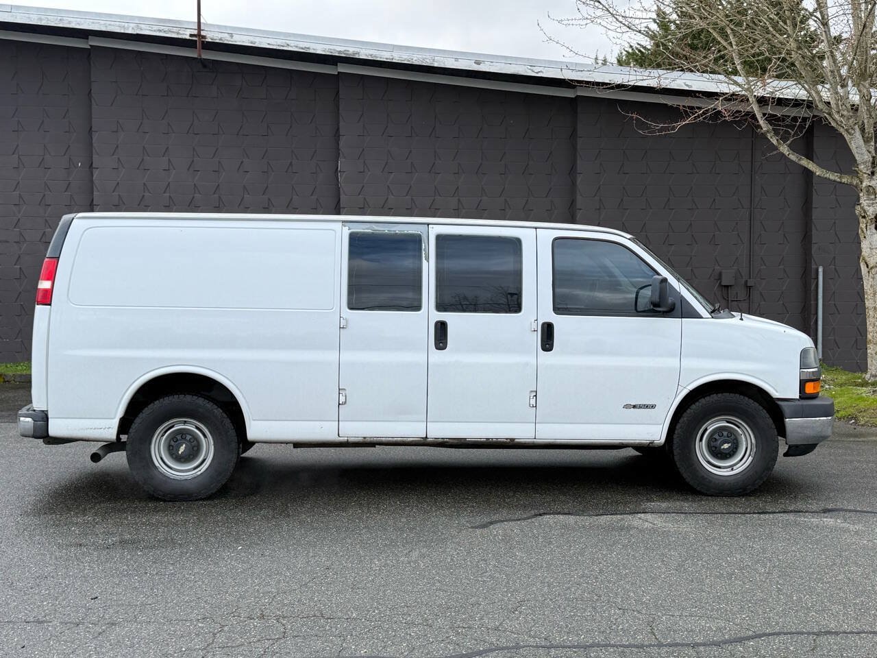 Used 2005 Chevrolet Express 3500 Extended RWD image 4