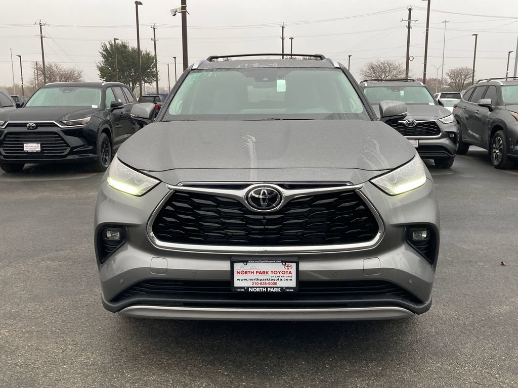 New 2026 Toyota Highlander Platinum AWD/4WD image 2