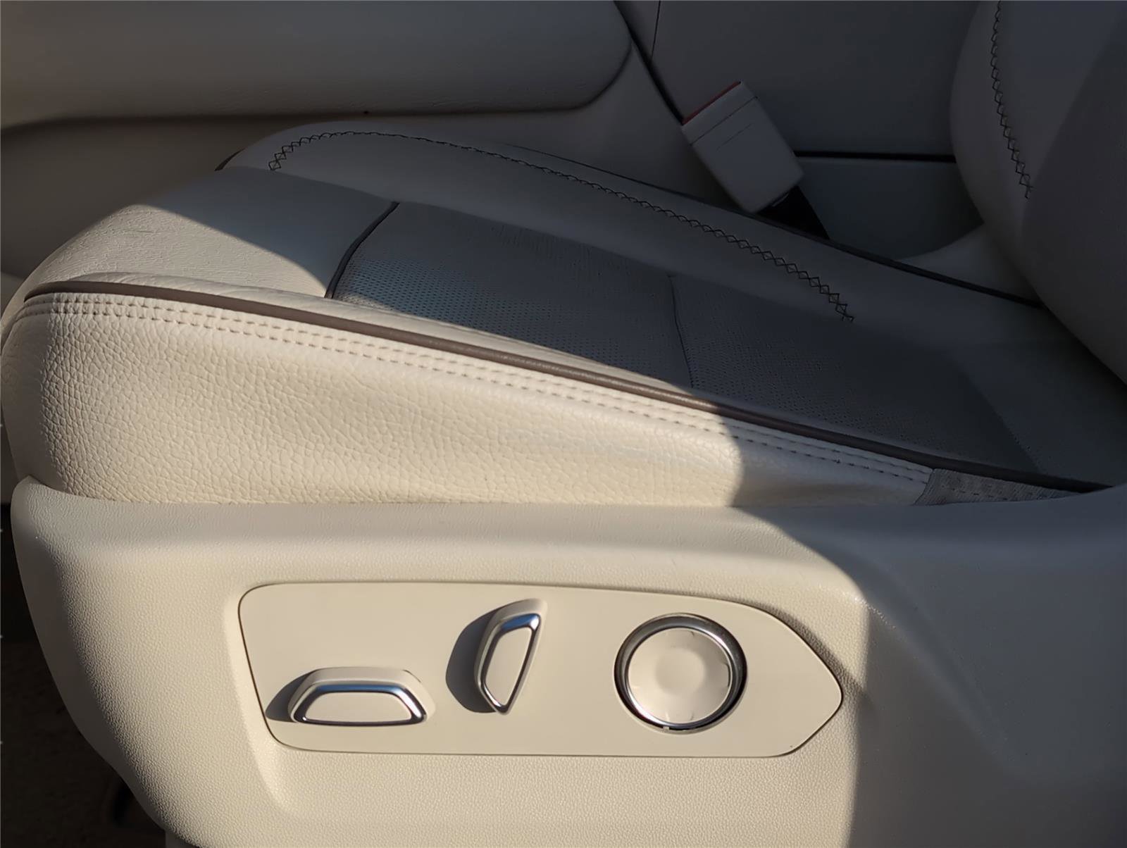 Used 2021 GMC Yukon Denali w/ Denali Premium Package image 14