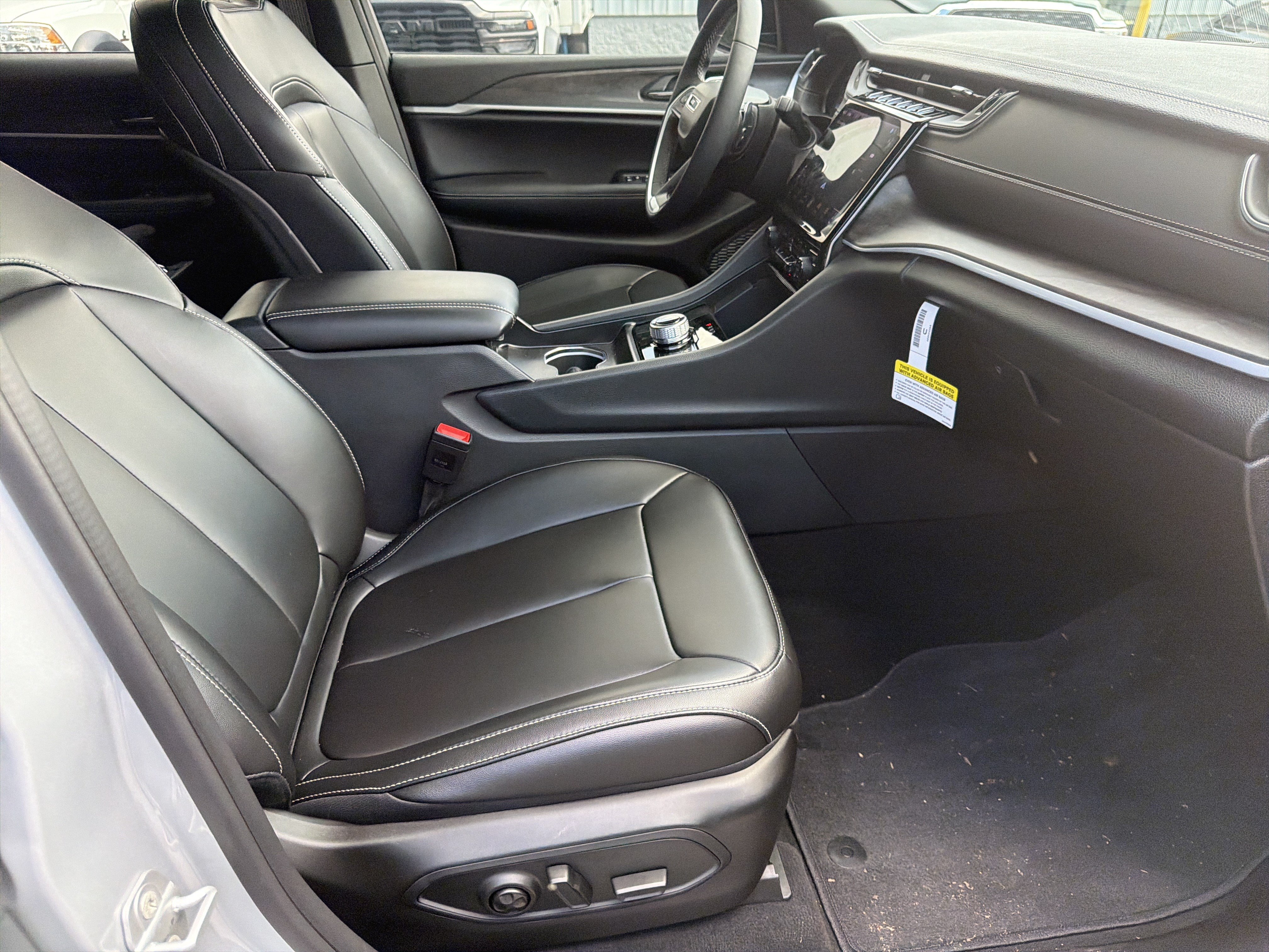New 2025 Jeep Grand Cherokee Limited w/ Black Appearance Package RWD image 16
